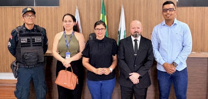 PRESIDENTE DA CÂMARA DE BRASIL NOVO, RECEBE NAS INSTALAÇÕES DA CÂMARA MUNICIPAL O JUIZ DE DIREITO DA COMARCA DE BRASIL NOVO/PA E SUA EQUIPE.